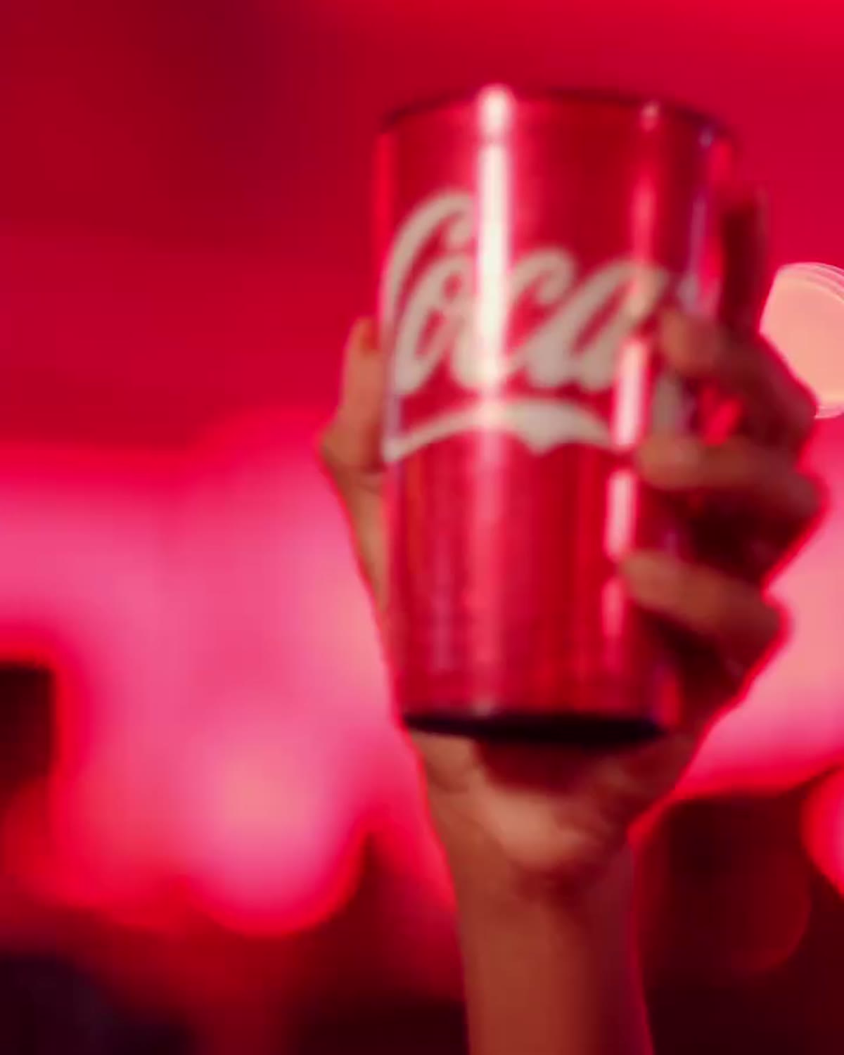 copo vermelho da coca-cola erguido no meio do público do lollapalooza
